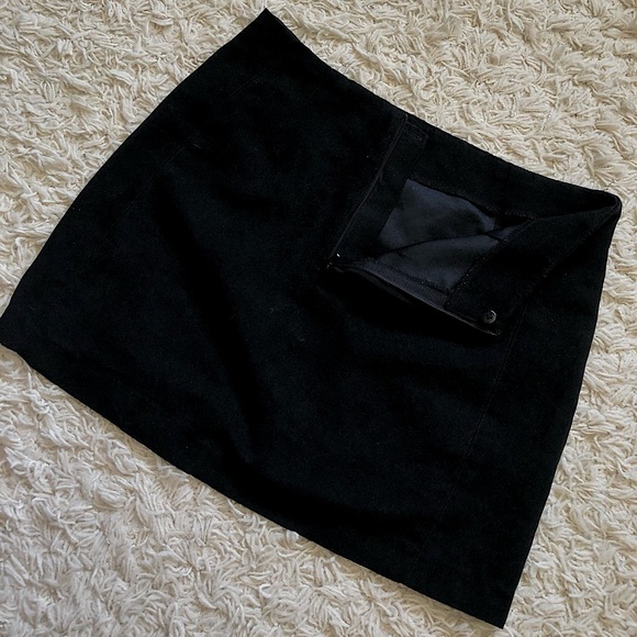 H&M suede mini skirt - Picture 2 of 2